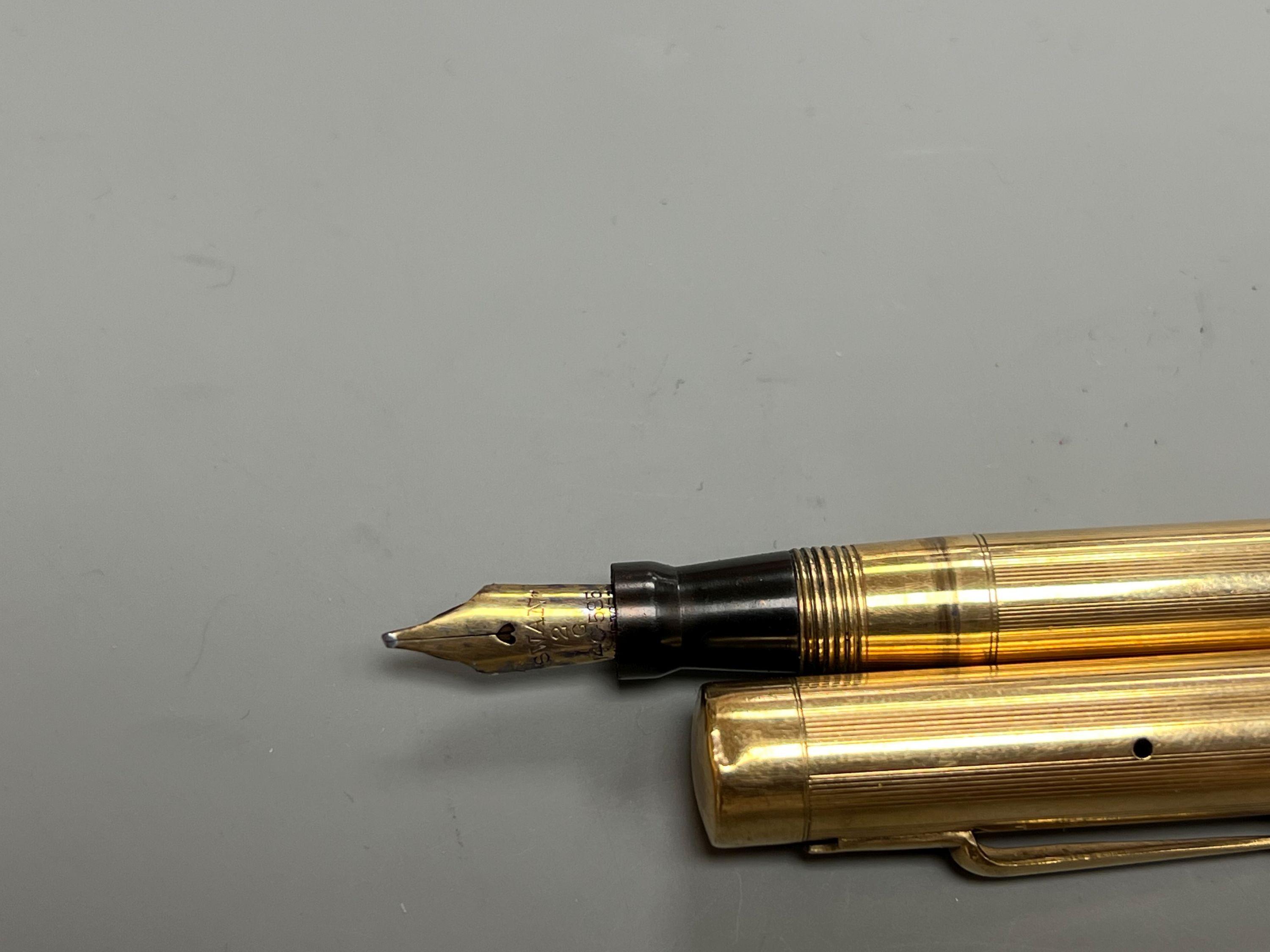 A Swan engine turned 9ct gold fountain pen